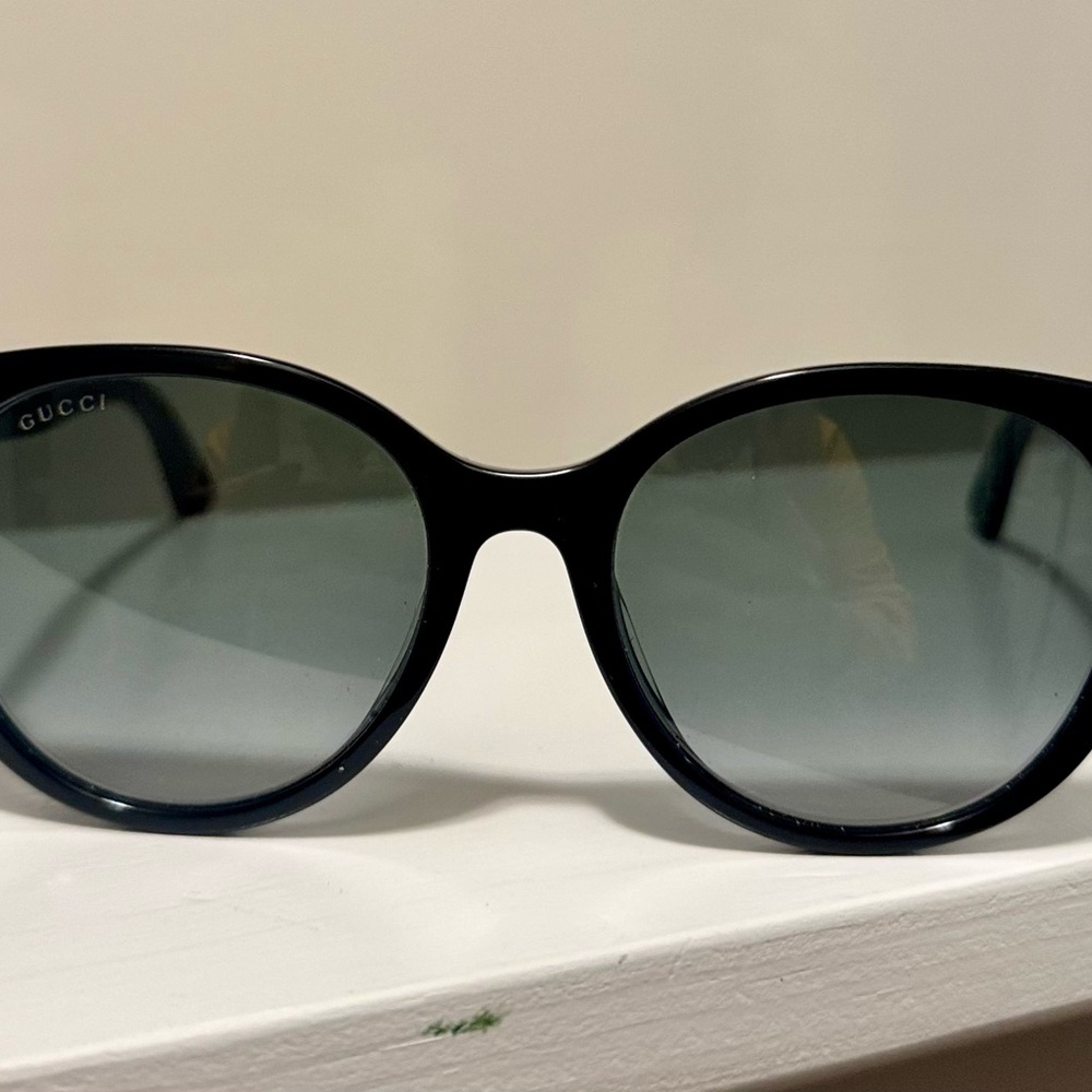 Authentic Gucci Woman’s Black Sunglasses with Classic Green and Red Accents - Picture 4 of 9